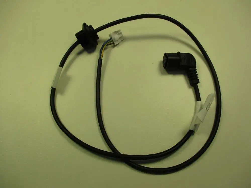 Kabel mit einem schwarzen Stecker und einem weißen Anschluss, verwendet für die Remeha 230V Pumpe, verlegt auf einer hellen Unterlage.